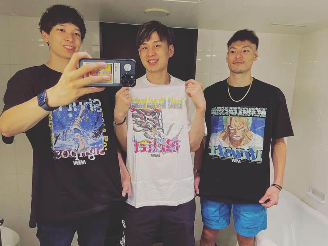 高橋健太郎のインスタグラム：「MADE IN WORLD×ONE PIECEコラボTシャツ🔥✨✨  3人でPOPUP行ってきました✨ ゾロかっこいい⚔️⚔️ #madeinworld #miw #torayarrows  ＃心はひとつ」