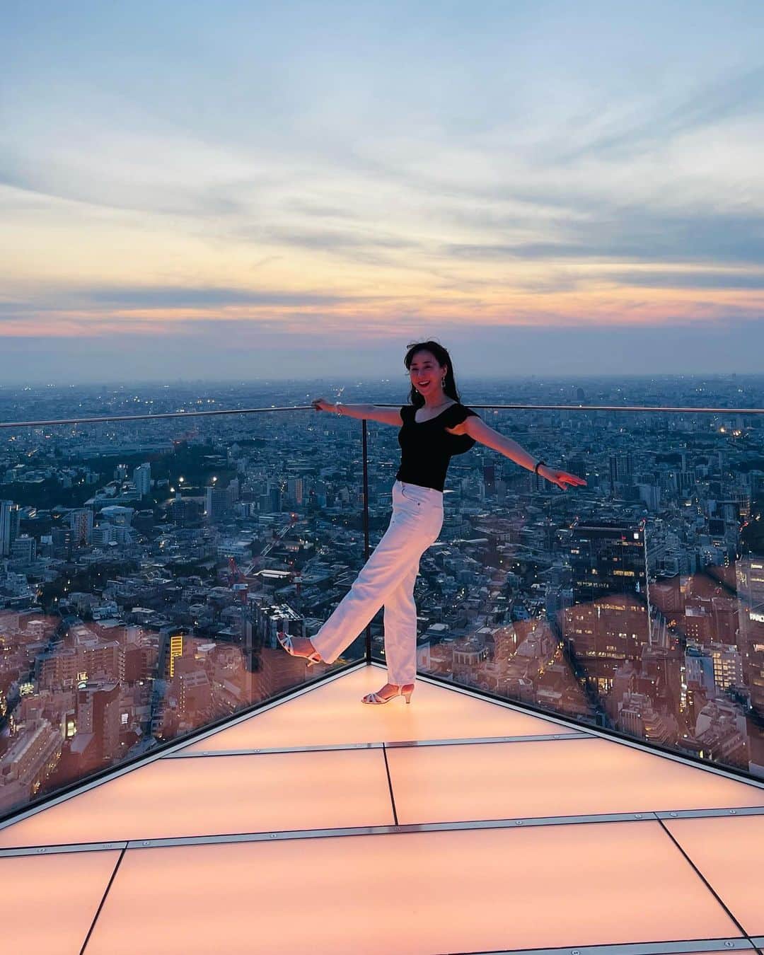 村上麻衣のインスタグラム：「夕暮れ時のSHIBUYA SKY。  19時から入り、ちょうど日が暮れていくのを眺めていました。  美しかった〜✨  ここは、この時期がいちばん気持ち良いと思います。 真夏日でしたので夜風も心地よかったです🎐  私の名古屋時代10年間を支えてくれた友人と。  また夜ver.を投稿しますね🗼  #渋谷 #渋谷スカイ #shibuyasky #shibuya #tokyo#東京 #夕陽 #絶景」