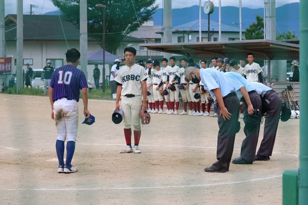 島井寛仁さんのインスタグラム写真 - (島井寛仁Instagram)「KAL15クラブ選手権大会・準決勝  現役以来久しぶりに熱くなりました🔥 準決勝敗退 みんなの試合終了後の悔しそうなの表情👍👍  相手がどこであろうとやっぱり負けると悔しい  けど時間が経つと不思議とスッキリしてます😉✨ 理由は一つ。  選手の成長が凄く感じる試合でした‼︎  今日の負けは確かに悔しい。久しぶりに熱くなったし、懐かしい緊張感が蘇った。  でも今は素直にみんなの成長が凄く嬉しい🔥✨  最近良く 脱・勝利至上主義について考えることがある。 学生野球に関わってきて思ったこと。  脱・勝利至上主義=勝たなくていいは違うと思います。  スポーツである以上 勝ち負けがついてくる。 その2択で 最初から負けてもいいよなんて試合は1試合もない。 結局、 野球も仕事も力がある人がどんどん出世していく世の中でどの様な育成をしていくべきなのか。  プロを目指したい、 体を丈夫にしたい、 仲間をつくりたい。 スポーツをする目的は様々ある。 程度の差はあるが、 選手は誰でも練習する。 練習するからには上手くなりたい、 試合に出たい、勝ちたいと思うのは自然だと思います。  行き過ぎた勝利至上主義は 指導者や保護者による暴言や暴力、 子どもたちの怪我などにつながる恐れがあることから、 最近は「脱・勝利至上主義」の風が少年野球界にも吹いているのだと感じます。  極論、理想を言えば 試合にも勝ち、子ども達みんなが成長する 「勝利成長主義」 理想だと思います。 それが1番難しいのもわかります。 でもそこに挑戦していきたい。  #熊本 #野球 #中学野球 #中学軟式野球クラブチーム #larks熊本east  #ラークス熊本イースト #respect #出会いは宝」7月3日 17時50分 - shimai_hirohito