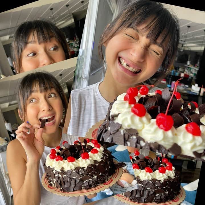 Iya Villaniaのインスタグラム：「This classic is a no fail and a constant when it comes to celebrations here at home ❤️  @Redribbonbakeshop’s Black Forest cake has everything you can’t say no to - luscious chocolate fudge cake, creamy icing, rich chocolate shavings, NEW choco twirls, and maraschino 🍒🤤 Get the regular size for P640 or a junior size for just P440!   Available thru the Red Ribbon Delivery website (redribbondelivery.com.ph), the new Red Ribbon App, RIA Facebook Messenger, Hotline #8-7777, or thru GrabFood and FoodPanda Apps 😊  #RedRibbon #BlackForestCake」