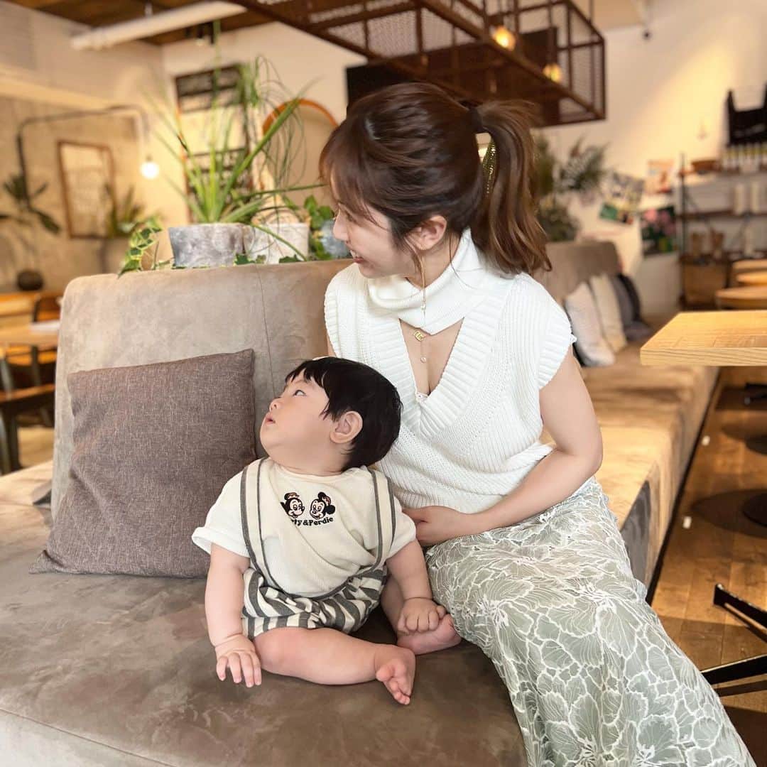 のインスタグラム：「息子くん、本日で10ヶ月になりました☺️✨  身体をウネウネ。 色んなことに興味が湧いて気づいたら画面からフェードアウトしております✌️笑 (2枚目の写真)  パチパチ手を叩いたり ばんざーい！と腕をあげたり 意思疎通もできてとっても楽しい♡🥹🥹 ティッシュ箱も気づいたら空になっているのも 日常茶飯事👍笑(最後の写真)  あんなに繊細な赤ちゃんだったのに、10ヶ月でこんなにも成長するんだなぁと生命の神秘に感動しております🥹  赤ちゃんの1年は大人の10年分の成長💡 色んなものを見て感じて吸収して行ってほしいなぁ…と日々夫婦で試行錯誤🌿🤍  そんな今日も結婚式準備でバタバタな日ですが 息子が拍手してくれるから頑張るよ〜♡笑  というわけで明日も素敵な一日にしましょう〜✨  ps. 皆さんネントレってしてるぅ？？ 最近色んなものに興味が湧いて同じ時間に寝つかなくなってしまったので、少し取り入れようか悩み中。そして、寝かせ方もみんなどうしてる？一緒に寝る？それとも、ベビーベッド？1人部屋？  良かったら教えてください♡  #育児日記　#10ヶ月ベビー #男の子ママ #令和3年ベビー」