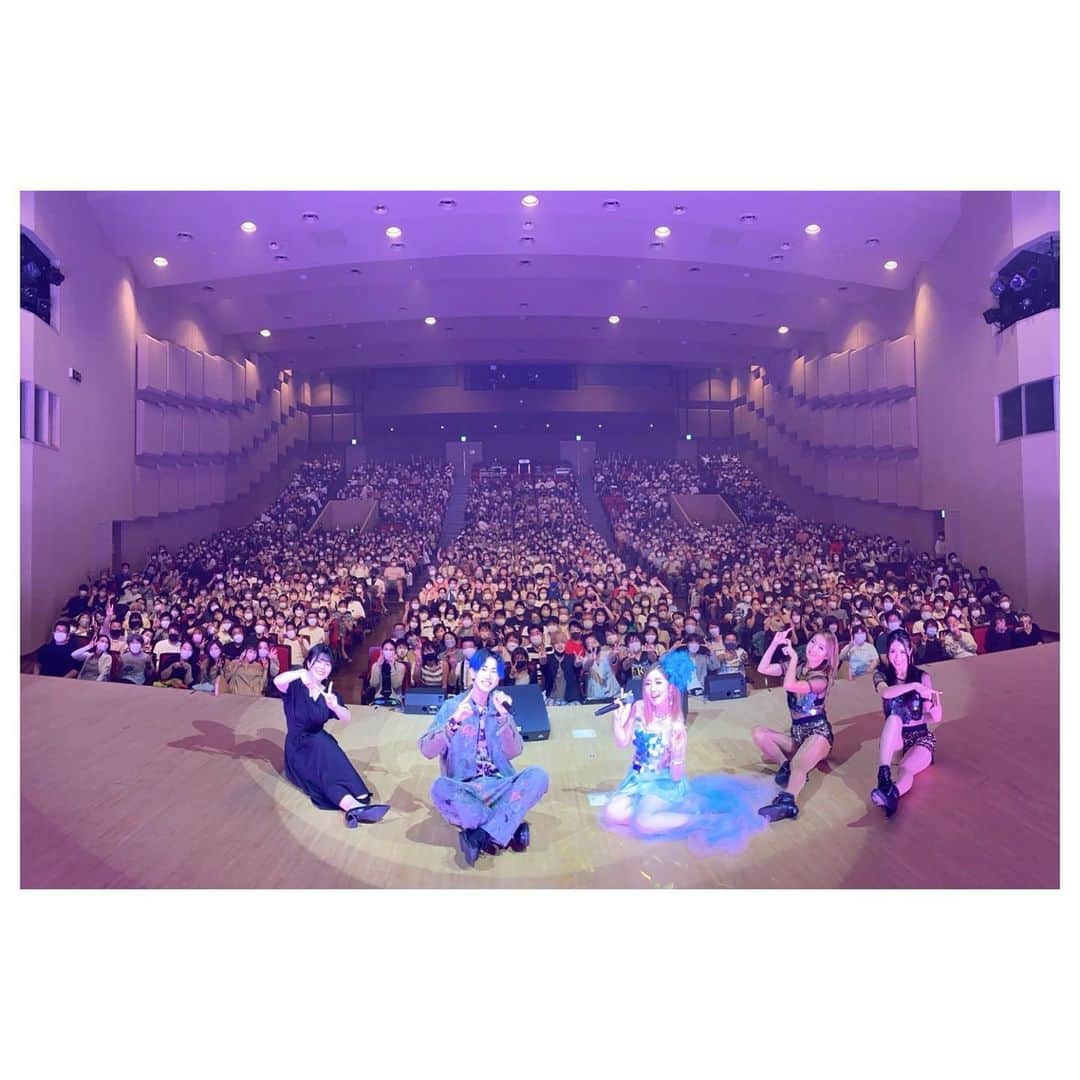 荒牧陽子のインスタグラム：「2022.7.3 新潟県糸魚川ライブ ┈︎┈︎┈︎┈︎┈︎┈︎┈︎┈︎┈︎┈︎┈︎┈︎ お越しくださった皆様、 ありがとうございました🥰 ⁡ ぜーーーんいんのお顔見に行ったよー💕 皆さんとってもキラキラしてました🤩 そのキラキラをパワーにして 歌を届けましたよー！ ⁡ そしてそして 松浦ｸﾝとのコラボ曲で 松浦ｸﾝがフォローしてくれた場面… は、ここだけの話☺️ さすが機転きく〜ぅ！ ⁡ 私が聞きたかったあの曲も歌ってくれてて 最高でした〜💕 （あの曲とは何でしょう！） ⁡ 今日のお客様も 完璧に揃った振りつけ！ ステージから見た光景は圧巻でした…！ あの瞬間を写真におさめたいなー！🥰 ⁡ とっっても楽しかったです✨ また絶対 生歌聞きに来てくださいね！ ⁡ 見に行きたかったーーって方！ まだまだライブ、あります！ （↓チケット販売中のものを記載してあります） ⁡ ----------------------------- 《大阪》 ■荒牧陽子×松浦航大　サマーディナーショー 日程：2022年7月9日（土） 会場：ホテルプラザオーサカ ----------------------------- 《青森》 ■荒牧陽子 Live & Dinner in HACHINOHE PLAZAHOTEL　 日時：2022年7月24日（日） 会場：八戸プラザホテル ----------------------------- 《北海道》 ■ニューオータニイン札幌開業40周年記念イベント 荒牧陽子 Live & Dinner 2022 日時：2022年8月7日（日） 会場：ニューオータニイン札幌 ---------------------------- 《長野》 ◼️最強歌マネオンステージ 出演：荒牧陽子　ノブ&フッキー 日程：2022年8月21日(日) 会場：あんずホール（更埴文化会館） ---------------------------- 《愛知》 ■荒牧陽子Live & Dinnner 日程：2022年9月3日（土） 会場：ホテルアソシア豊橋 ---------------------------- 《石川》 ■スペシャルものまねライブin金沢 出演：原口あきまさ　荒牧陽子　JP　みかん 日時：2022年９月11日（日） 会場：本多の森ホール ---------------------------- 《埼玉》 ■Mr.シャチホコ&荒牧陽子 ものまねDinnershow 日程：2022年9月19日（月/祝） 会場：ロイヤルパインズホテル浦和 ----------------------------- ⁡ ⁡ ⁡ 詳しくは、 荒牧陽子スタッフTwitter 荒牧陽子ホームページ などでご確認ください✨ ⁡ ⁡ 皆さんにお会いできるのを 楽しみにしています!!!🥰💕 ┈︎┈︎┈︎┈︎┈︎┈︎┈︎┈︎┈︎┈︎┈︎┈ #松浦航大 さん #荒牧陽子 #糸魚川市民会館」