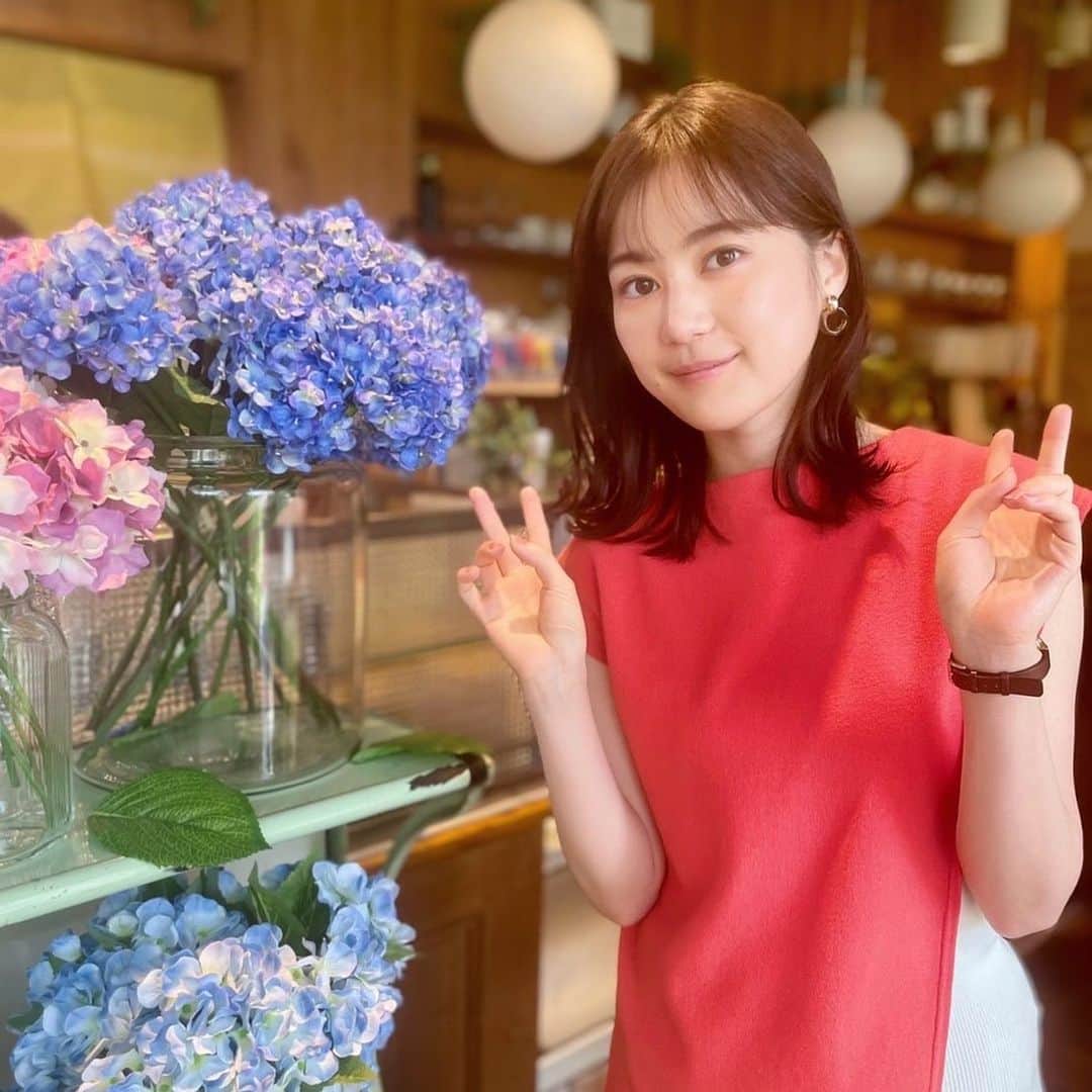 のインスタグラム：「#オールドルーキー 第②話放送まであと2時間⏰‼️  留美役の #生田絵梨花 さん あと2時間で2話の✌🏻✌🏻いただきました💛  ／ ✨今日よる9時～第②話放送✨ ＼ 　　　　(１５分拡大スペシャル)  ✌🏻✌🏻カワイイー‼️‼️‼️🥺」