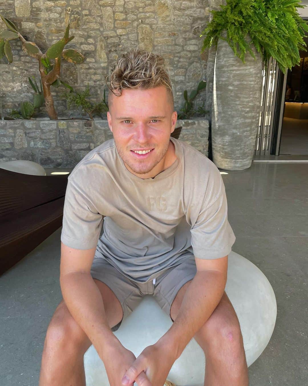 ニコ・エルヴェディのインスタグラム：「refreshed and recharged 🇬🇷🔋」