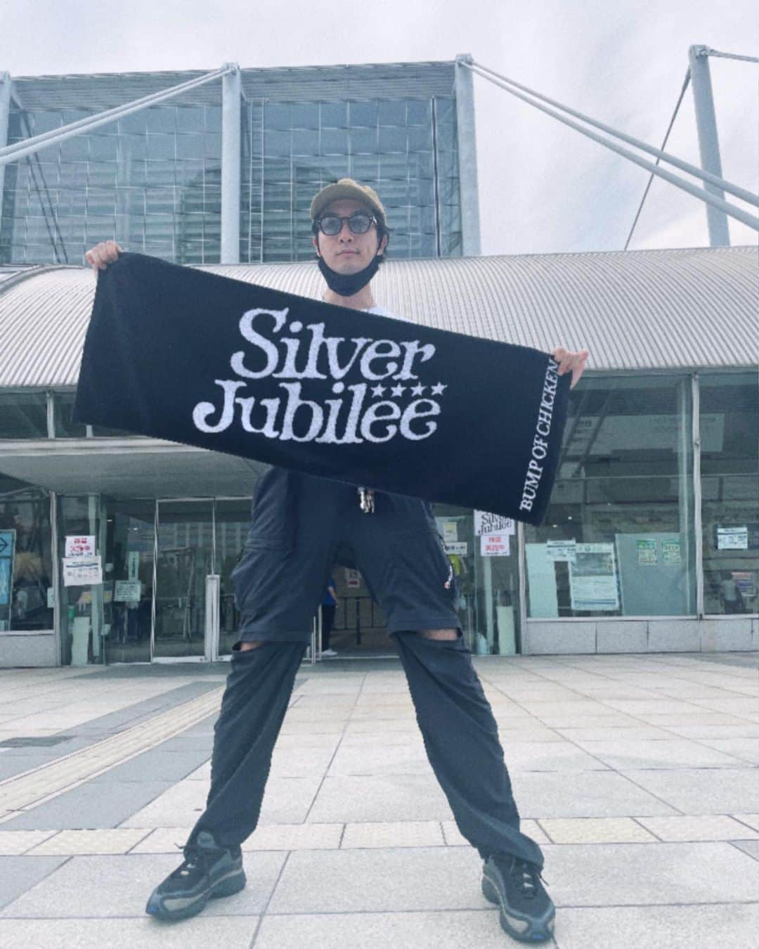 渡部秀のインスタグラム：「BUMP OF CHICKEN LIVE 2022 Silver Jubilee at Makuhari Messe  約3年ぶりのLIVE 懐かしい曲から最新の曲まで 最後のサプライズは感動致しました。  これからも一生着いていきます。  #bumpofchicken」