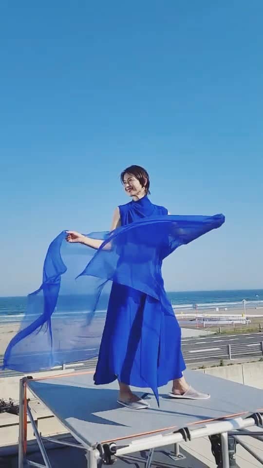 畑野ひろ子のインスタグラム：「先日の九十九里浜での撮影📷  最高のスタッフさん達に囲まれ、撮影出来た事に感謝です🥰  仕上がりが今から楽しみです。  足元が、スリッパ😂ですが、完成作品には、もちろん写りません。  情報解禁になりましたら、またお知らせさせてください😊🎤」