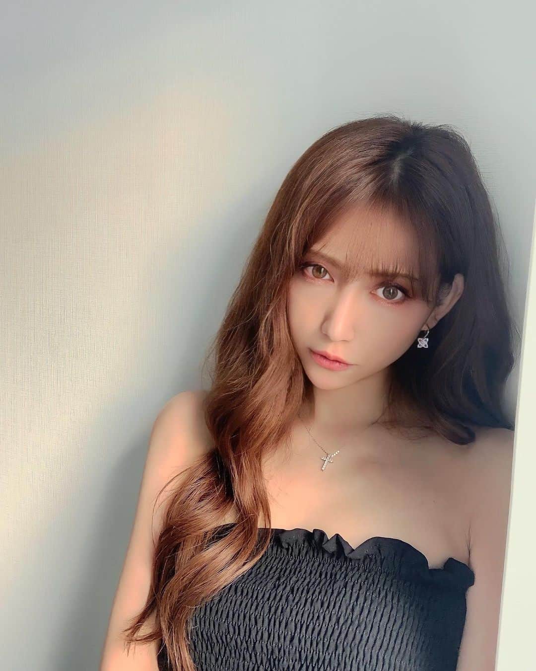 加賀美早紀のインスタグラム：「髪暗くしました♡ そしてロング 陽に当たると優しいブラウン (2枚目参照) @elyts_yone いつもありがとう🤗 エリーツスタッフのIGストーリー 仲良しでほんわかしてて面白いから みんな見てみてね😂w  そしてチラリと見えるピアスは @selectshop.siriusblue  キラリとしてかわゆし🥰 フック部分太めだから落ちる事無いから安心🫶  皆様 暑いので 熱中症お気をつけ下さいね  #ヘアカラー #暗髪 #ピアス」