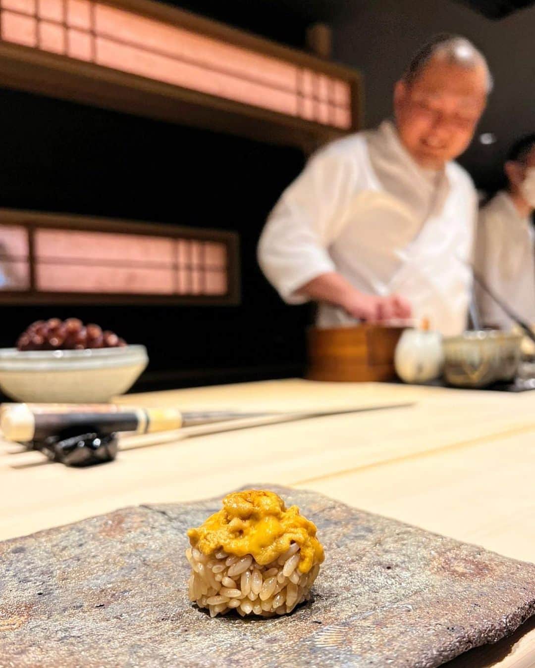 Mai Wakimizuのインスタグラム：「昨日のdinnerは念願の高橋謙太郎さんでお鮨でした♡チャーミングな謙太郎さんが握るお鮨はどれも感動的な美味しさで、幸せ〜♡って何度呟いたかな♡おみやも巻き寿司にちらし寿司に炊き込みご飯ととっても贅沢で、単純な私は一瞬で大ファンになりました＼(^o^)／笑 ご馳走様でした♡ #wakkingourmet#高橋謙太郎#大阪」