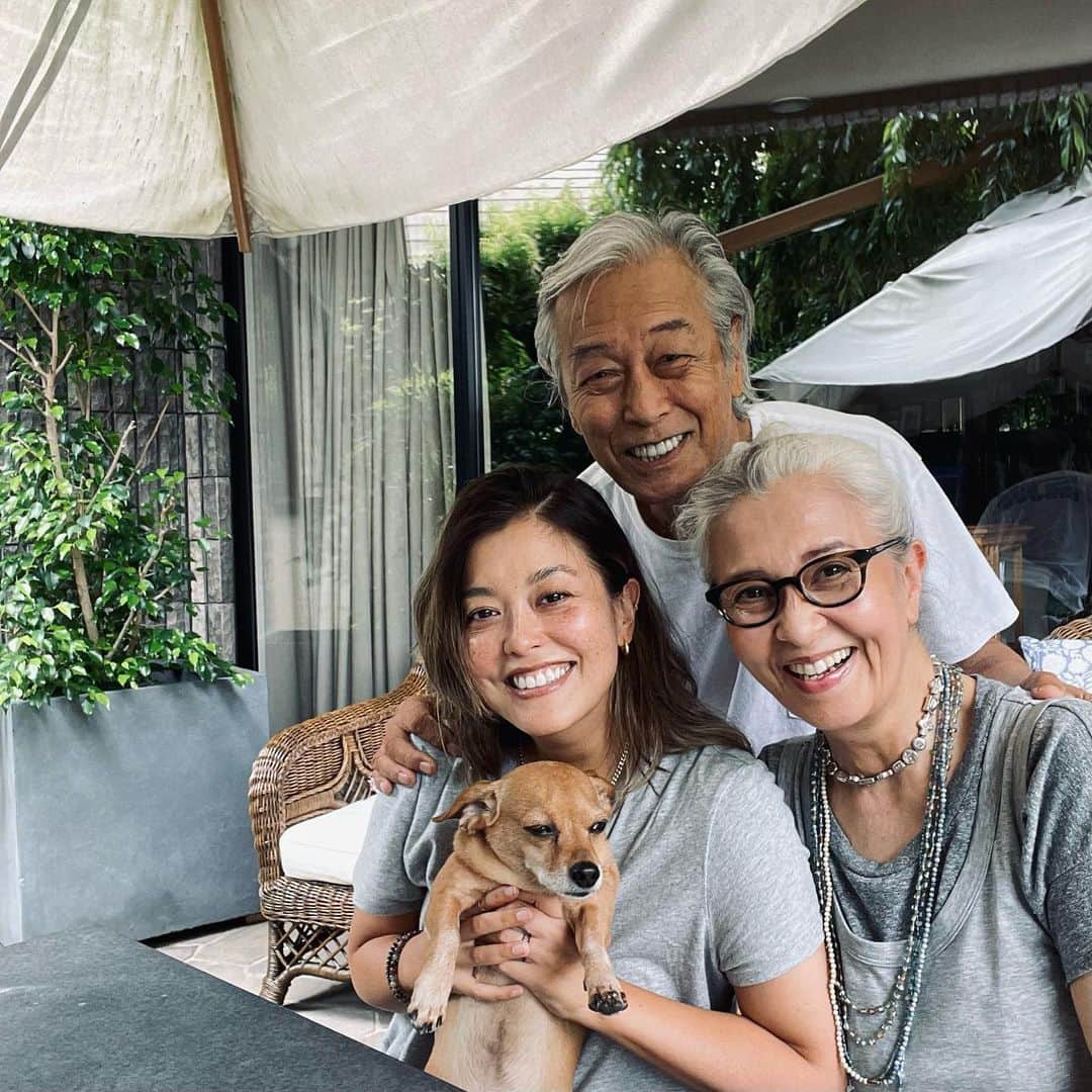 のインスタグラム：「2022夏のごあいさつ☀️ Summer Greetings 2022✨  Missing YOU @j3ffgray ❣️  🕊Peace & Kindness, may all your dreams come true🕊  @j3ffgray @losangeletta #summer2022 #family #iamozzy🐶 #岩城滉一 #garden #猛暑 #東京　#東京の夏 #家族 #家族写真」