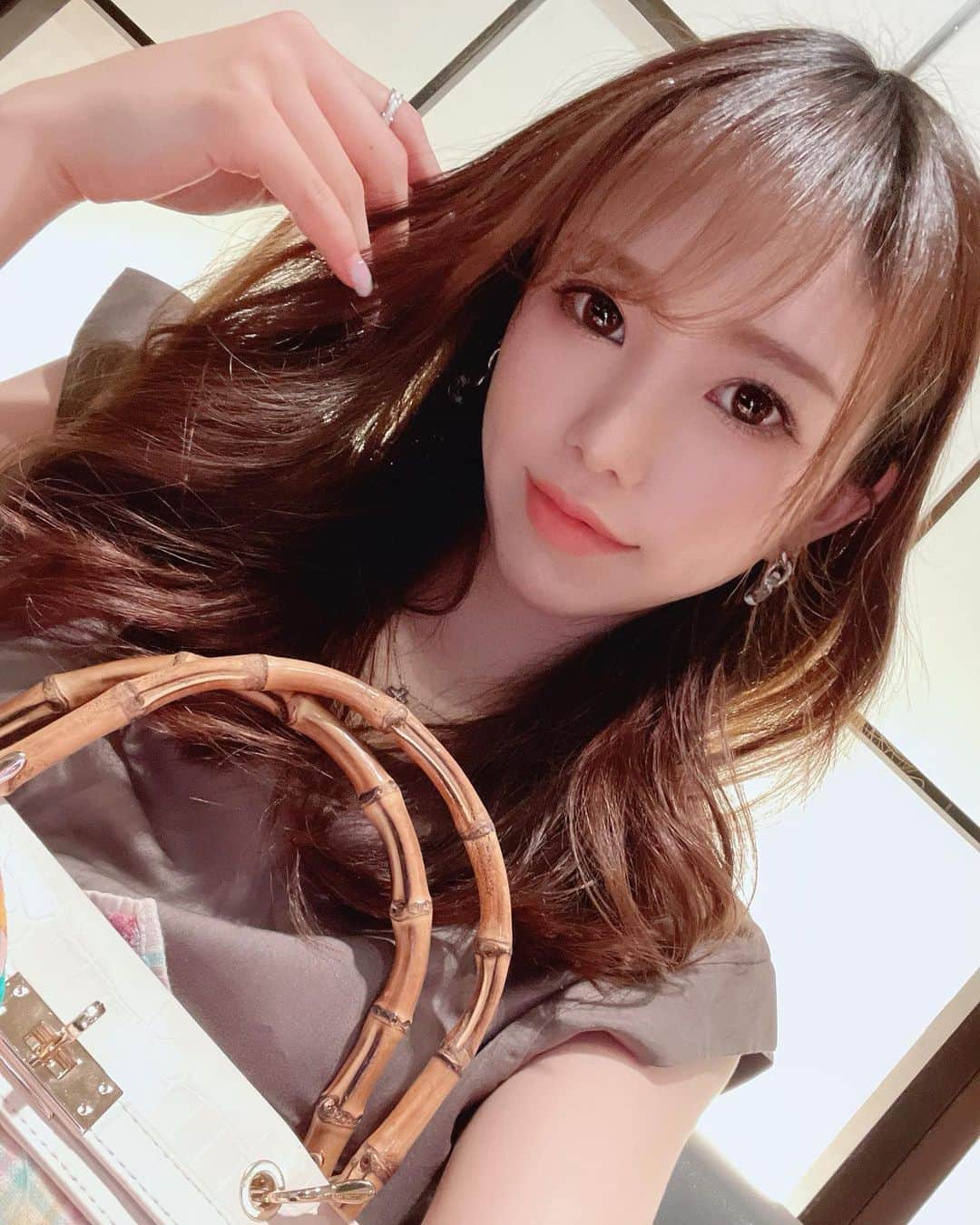 のインスタグラム：「暑すぎて…くたばってます_(´ཀ`」 ∠)_ 夏が本気出すの早すぎだと思う。 、 、 そしてバッグからハンカチはみ出ちゃってるのかわいいでしょ😎（笑） ずぼらでごめんなさいーゆるしてーそしてそんながさつな朝比奈でも愛でてー_(´ཀ`」 ∠)_ 、 、 、 #自撮り #セルフィー #セルカ #レースクイーン #盛れた 気がする。 #selfie #selca #racequeen #rq  #레이싱모델 #賽車女郎 #自拍 #셀카 #셀피」