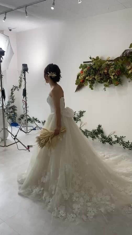 黒田りさのインスタグラム：「💐  @moment_photodirection さんのイベントにゲストで呼んで頂き、ウェディングモデルをさせて頂きました🥰 momentさんは形に捉われない自由なウェディングフォトをプロデュースする新しいスタイルを提案していらっしゃいます✨ヘアアレンジは代表のゆうしんさんがしてくれました🥺🌼撮影もとっても楽しくてデータがたのしみです✨  ドレスは　@anotherdress_official さんです👗✨骨格診断をしてくれて、新婦さんの雰囲気に合わせて美しく見えるドレスをチョイスしてくれます！めちゃめちゃ素敵なドレス2着選んでくださいました🥺  アクセサリーは　@6baba_made6 さんと、 @aspoir_21 さん♡ハンドメイドの手作りアクセにときめきました🥺  #ウェディング#ウェディングフォト#前撮り#ドレスレンタル#手作りアクセサリー#福岡ウェディング#ウェディングドレス」