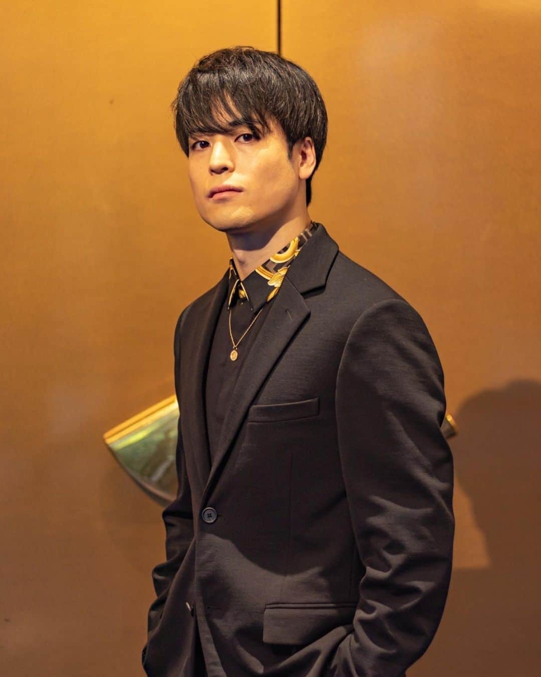 FISHBOYのインスタグラム：「前髪下ろしてたらしばらく自分だと気づかれない事件多発😂  @dleague_official のAWARDは皆さんそれぞれ装いに個性が出てて楽しかったです✨  👔👞 FENDACE - VERSACE by FENDI @fendi @versace @mrkimjones @donatella_versace #fendace  necklace @sjx_official  📷 @loveandaguness」