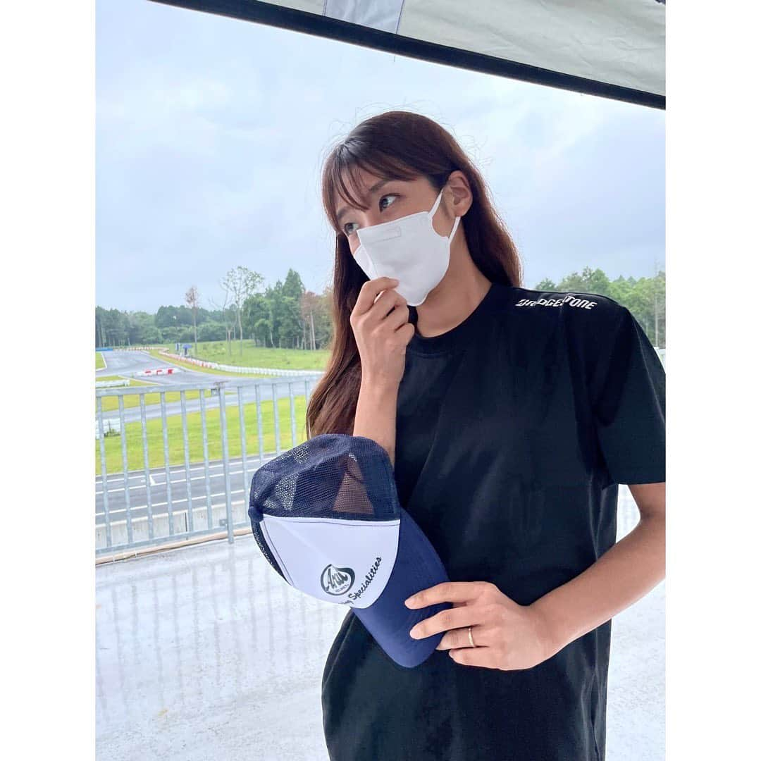 岡副麻希さんのインスタグラム写真 - (岡副麻希Instagram)「. 雨模様のAPG🌧🏁 ⁡ お友だち（たいしくん（５歳））が 不意に撮ってくれて嬉しかったので 載せちゃうよ👦🏻🦖💫 ⁡  #APG#カート #癖毛！笑 #巻いてないのに」7月3日 19時30分 - maki_okazoe_official