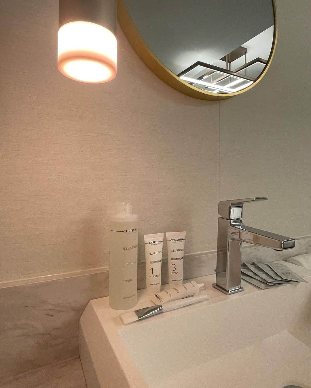 MIWAのインスタグラム：「skin care🌿  ㅤㅤㅤㅤㅤㅤㅤㅤㅤㅤㅤㅤㅤ ずっと気になってた Christina シリーズ🤍 載せ忘れてたぁあ！  週一でブライトニングキット🦩 普段はトナーと美容液のみ🫧  この年でシミとかニキビ跡とか 本当に気になるようになって クリスティーナ周りで使ってる人 多いし気になっててゲットした🥹/// ㅤㅤㅤㅤㅤㅤㅤㅤㅤㅤㅤㅤㅤ ㅤㅤㅤㅤㅤㅤㅤㅤㅤㅤㅤㅤㅤ #スキンケア#クリスティーナ#クリスティーナ化粧品#christina#美容液#化粧水」