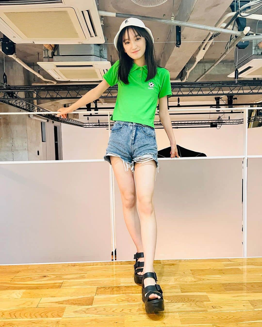 ニコ☆プチのインスタグラム：「💚⚡️  国宝級フェイスで異次元スタイル❤️‍🔥❤️‍🔥  リナの私服だよ😙📸 グリーンかわいいよね💚✨  #川口莉奈 #私服 #09line #中学生 #ootd #y2k #anapgirl #ニコプチ」