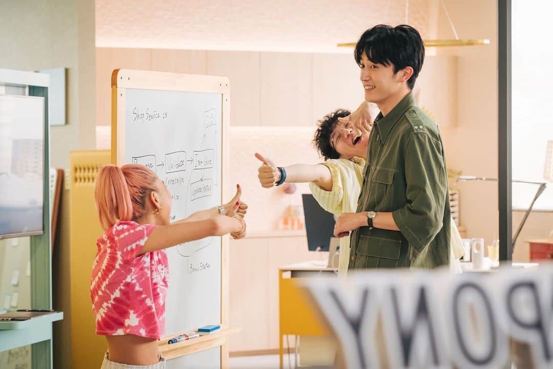 のインスタグラム：「. ／ ドラマ場面＆メイキング写真📸 ＼  初回OAまであと2日🌺🌈  いつもテンションの高い メグと栗木に巻き込まれる須崎功の図😂  #ユニコーンに乗って  #7月5日スタート#火曜ドラマ #tbs  #杉野遥亮 #前原滉 #青山テルマ」