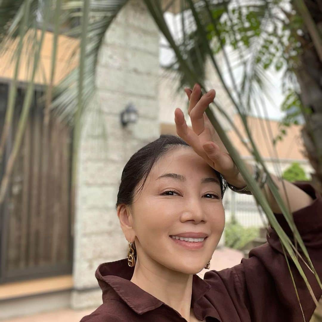 坂村かおるのインスタグラム：「さすが暑さに強い椰子の木です🌴 今、成長期！ ・ 風にユラユラ揺れる枝を見てると少し涼しげに感じます。 ・ ・  いつも「いいね！」を頂きありがとうございます。 皆さんのコメントに元気を貰っています😊  #クィーンオブ美魔女 #team美魔女 #美ST #坂村かおる #トータルビューティーアドバイザー #美しく老いる #バランス #美容 #コスメ #ファッション #今日のコーデ #トータルバランス #お洒落な人と繋がりたい #コスメ好きな人と繋がりたい #美意識高い人と繋がりたい #美魔女 #美魔女が変わる #アップデートしてる人と繋がりたい #自分らしくアップデート #椰子の木 #椰子の木がある風景」