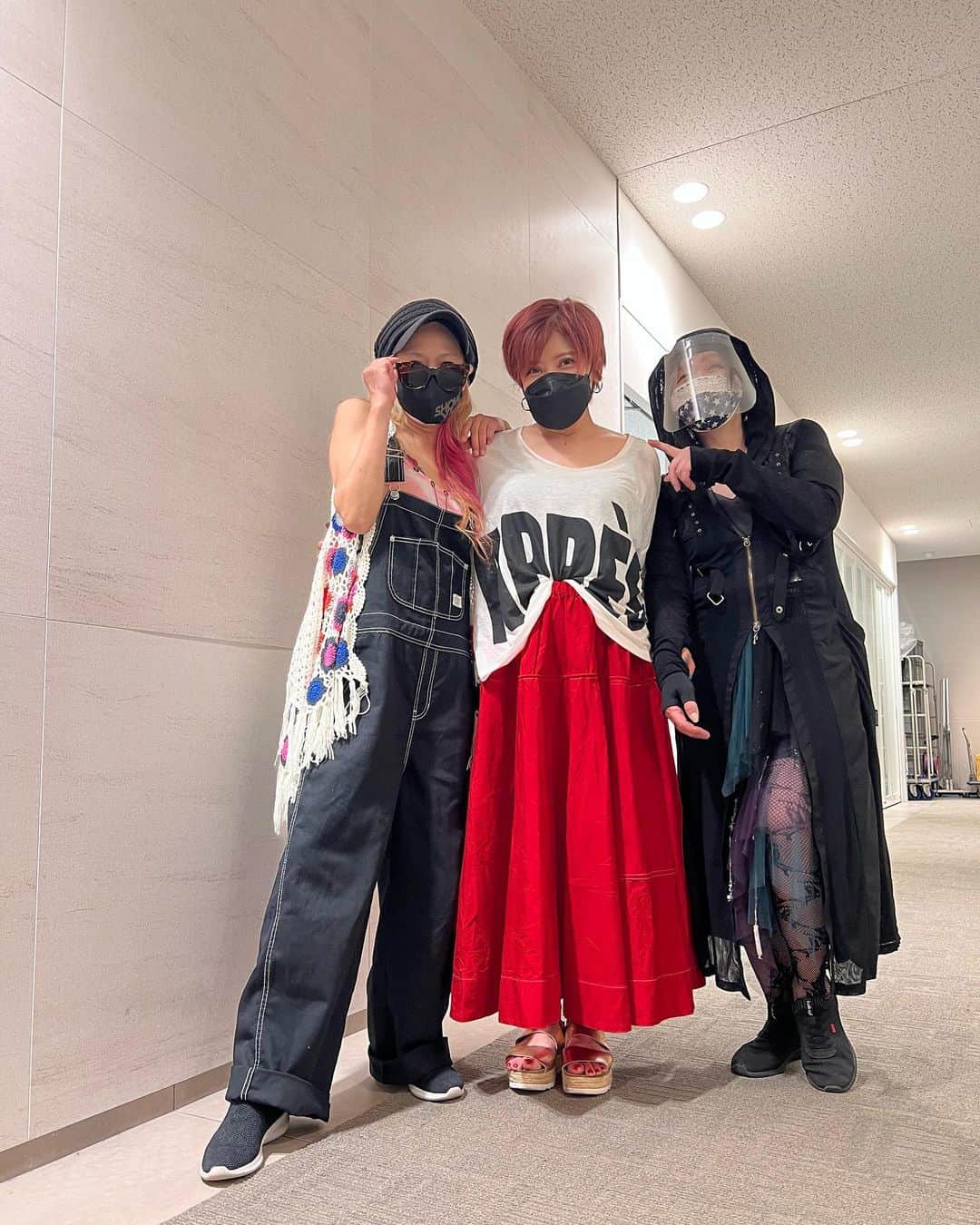 のインスタグラム：「会場出る時、ユーキ！って声かけてくれた SHOW-YAの恵子ちゃんとギター3ちゃん。😳Rock Divaとスーパーギタリスト。何度もコラボさせて頂いてるけど、彼女達の演奏力の高さは言うまでもないですが、あの演奏で歌わせて頂くと何より伸び伸び、いつもとは違うボーカル表現を引き出してもらえてる。カッコいい先輩方のおひとり。😆  #trf #trfyu_ki #showya #寺田恵子🎤　 #sun-go🎸」