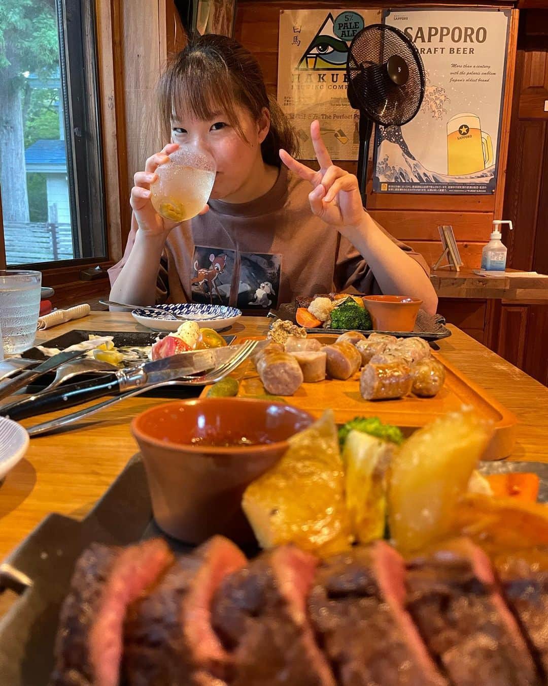 田原直哉のインスタグラム：「衣織が久々に白馬に来たのでNIKU雅へ行ってきました！美味しかったぁ😋」