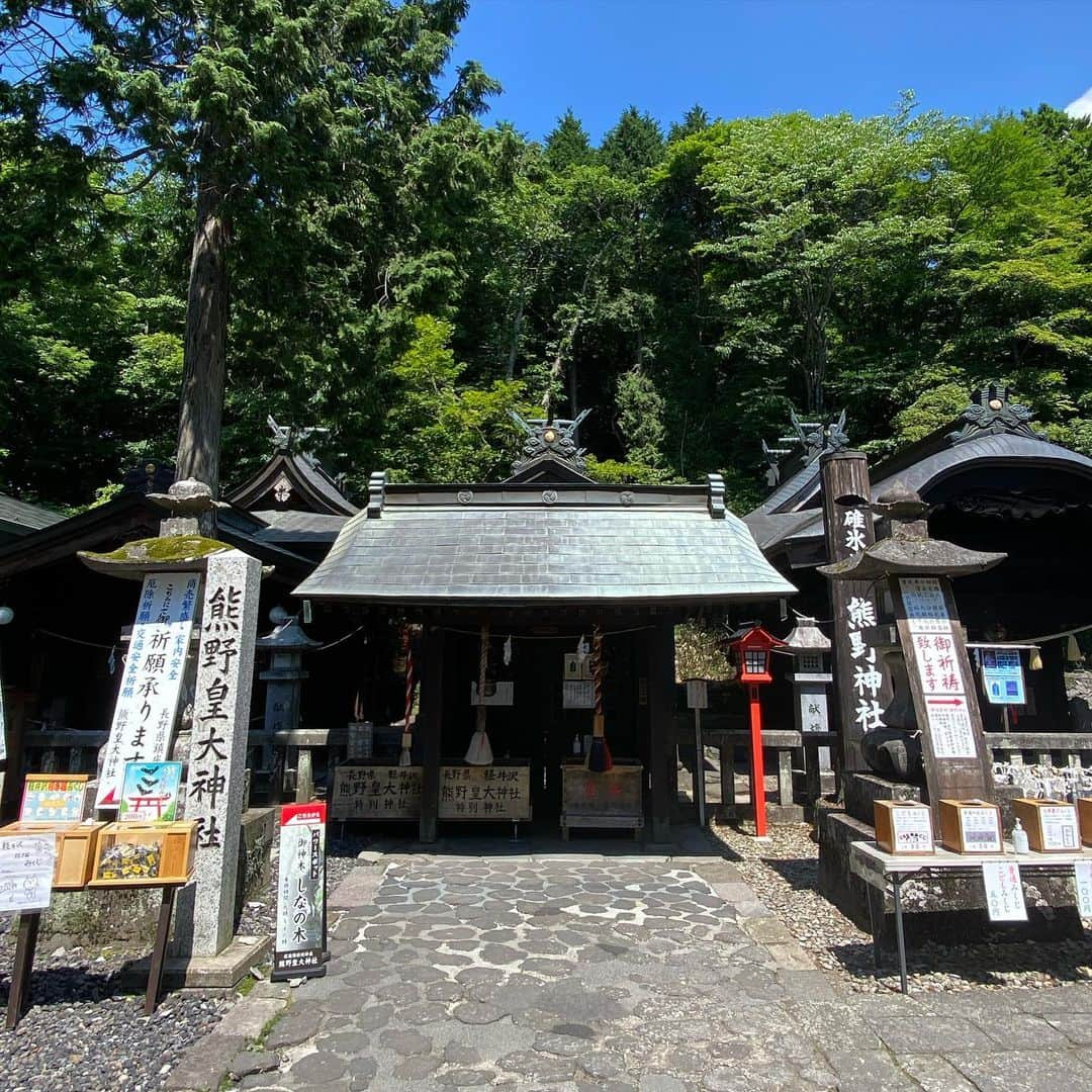 LOVE ME DOのインスタグラム：「県境の神社 、長野県と群馬県に分かれた神社です。長野県熊野皇大神社（くまのこうたい）、群馬県熊野神社に分かれています。 #日本尊武 （やまとたけるのみこと）が建立したと伝わる古社です。  #運気アップ に #待ち受けにどうぞ　　　　　　 #熊野皇大神社  #熊野神社  #県境の神社  #長野県北佐久郡軽井沢町 （きたさくぐん） #群馬県安中市  #軽井沢  新刊の告知です！ 『縁切り、不運退散…「結界」を張って、ラクになる  1分で超絶開運セルフお祓いブック 』 発売中です！ よろしくお願いします。 #セルフお祓いブック #セルフお祓い #縁切り #結界  『ツイてる人ほど変化してる  - 幸せを呼び込む 小さな魔法のルーティン -』 Amazonや楽天や書店で発売中です‼︎ #ツイてる人ほど変化してる  『絶望したあなたが幸せになる方法』 でAmazonや楽天や書店で発売中！ #絶望したあなたが幸せになる方法  『幸せを運ぶ10の龍の育て方  手のひらで龍を覚醒させよう 』 Amazon、書店で発売中です！ よろしくお願いします。 #幸せを運ぶ10の龍の育て方 #手のひらで龍を覚醒させよう  『金運大全 』 仕事運、財運、勝負運が上がり、 たちまちお金がやってくる160の方法 Amazonや書店で発売中です！ #金運大全」