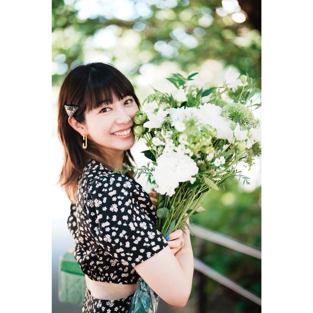 梅村妃奈子のインスタグラム：「. お花を買った帰り道の不意打ち魚住photo🤣📸 リビング用に少し大きめのブーケを買った帰り道🚶‍♀️💐🤍 わたしのよく行くお花屋さんと 魚住さんの出没地が近いの☺️w 撮影時間5分弱、レタッチなしなのに さくっと綺麗に撮ってくれるさすがの魚住さん🫣🌿 . バレッタ: @prada  ピアス: @mariablackjewellery  👗 @honeymihoney_official」