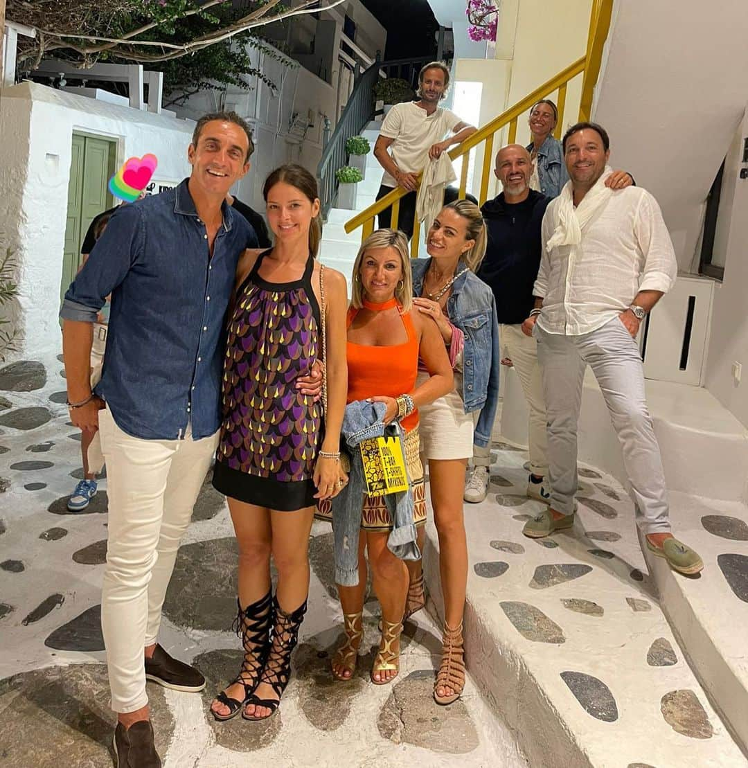 ダリオ・ダイネッリのインスタグラム：「Myconos22 😍🏖#amici @albertogilardino @cristianosavini @francevalia80 @rebe229 @natclcmc @alicebregoli.3g @sofima82」