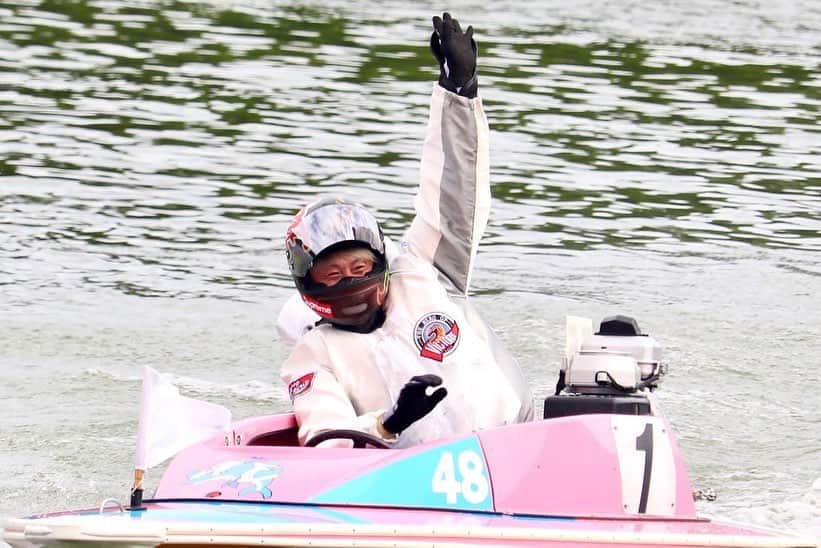峰竜太のインスタグラム：「復帰戦終わりました。  4ヶ月越しの1500勝と優勝することができました。  優勝戦のお客さんの多さを見て 感動しました。涙が出ました。  こんだけたくさんの人たちに応援してもらえて、とても幸せです。  やっぱり自分にはボートレースしかないって思いました。  伝えたい事が多すぎてうまく言えませんけど、  待たせてしまってごめんなさい。  待っててくれてありがとう。  また夢追っかけて頑張ります。  これからもたくさん応援してください。  ありがとうございました。」