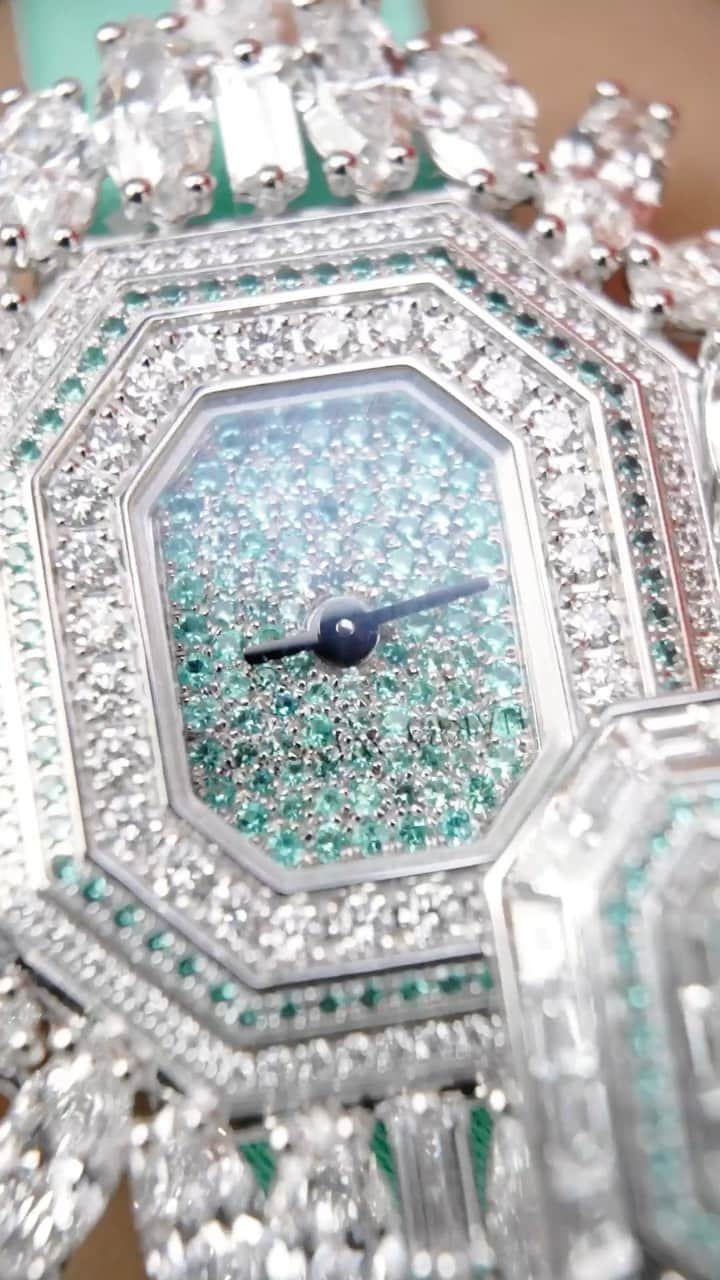Harrodsのインスタグラム：「Transformative timepieces are among the pinnacles of fine jewellery watches, epitomised by #HarryWinston’s iconic Ultimate Emerald Signature. Its impressive, bejewelled case conceals a watch face behind a majestic 1-carat emerald-cut Paraíba tourmaline and supporting surround, which swivels to reveal an icy, embellished dial. More than 100 hours were taken to set the stones by hand. If that wasn’t enough of a conversation starter, this shapeshifting centrepiece can also be detached from its silk strap and worn as a brooch or pendant, suspended on a chain.  Find Fine Jewellery on the Ground Floor. Plus, read more about the intersection between jewellery and watches through our link in bio.  #Harrods #HarrodsFineWatches」