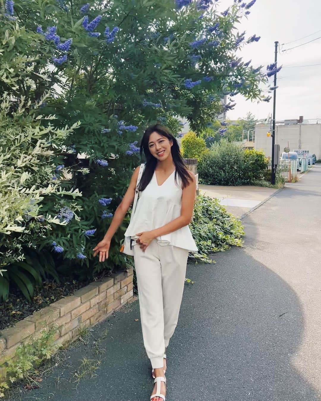 わちみなみのインスタグラム：「風強い🌿 むらさきのお花が風で揺れててかわいかったのだけど 遠目だとわかりづらいね🪷  先日　@zarahabeauty で肩周りのマッサージ中心に受けてきてスッキリ、、なんだけどまだまだ溜まってる笑 がんばろー🙋‍♀️  #골프웨어 #골프 #벙커 #골프스윙 #골프레슨 #골프패션  #골프사랑 #whiteshirtstyle #summer2022 #summermakeup」