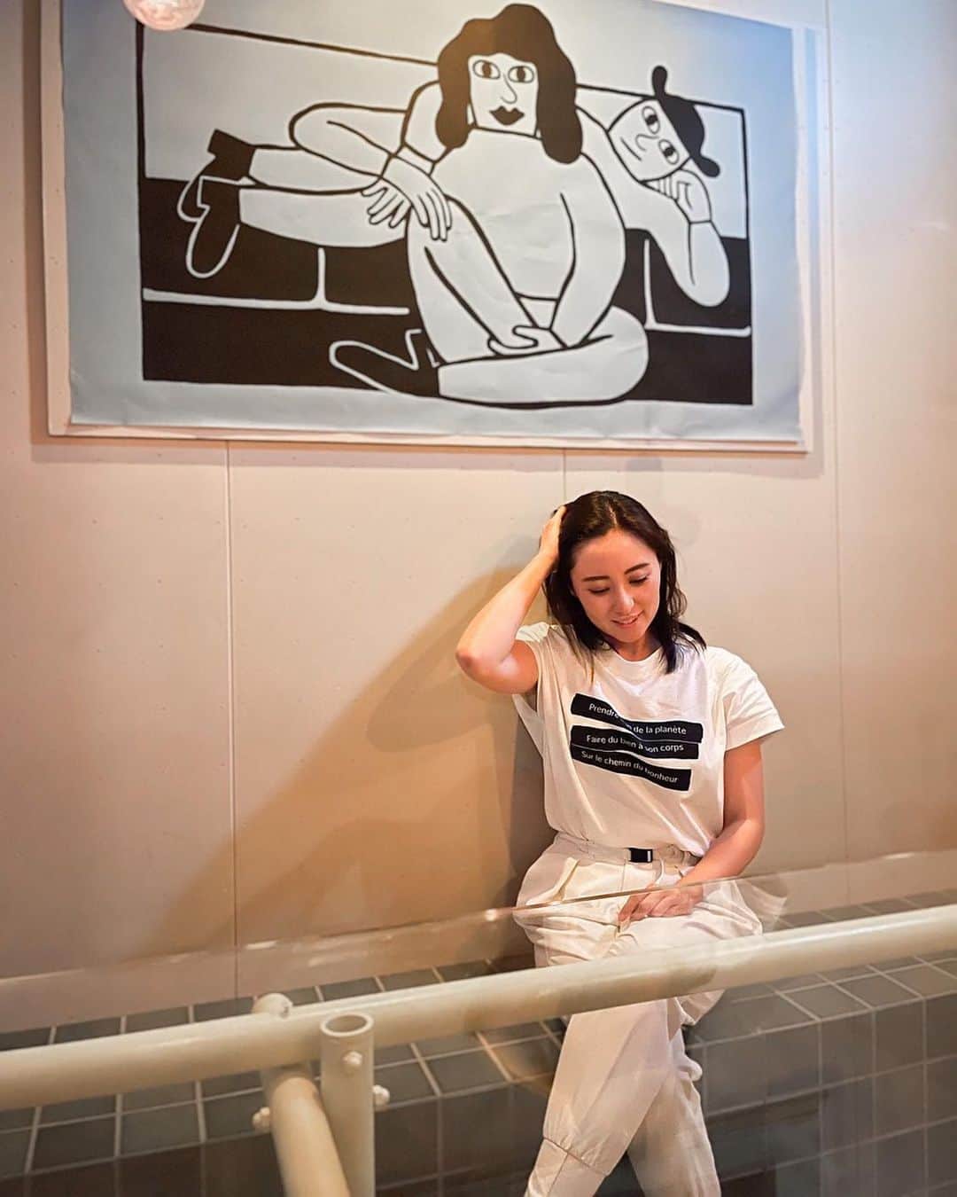 東美樹のインスタグラム：「🤍🇩🇰🍺 シーセットの新作届いた♡  この日は一日フルスケジュールで汗だくだったけど、 速乾性のある生地なのでベタつかず、 匂いも気になることなく、一日快適にすごせました🕊🤍  頑張ったご褒美の締めくくりは 大好きなクラフトビールを飲みにミッケラーへ🍺 デンマークの旅を思い出す場所♡🇩🇰  Wear: @seeset_official   #seeset #シーセット #大人カジュアル #今日の私服」