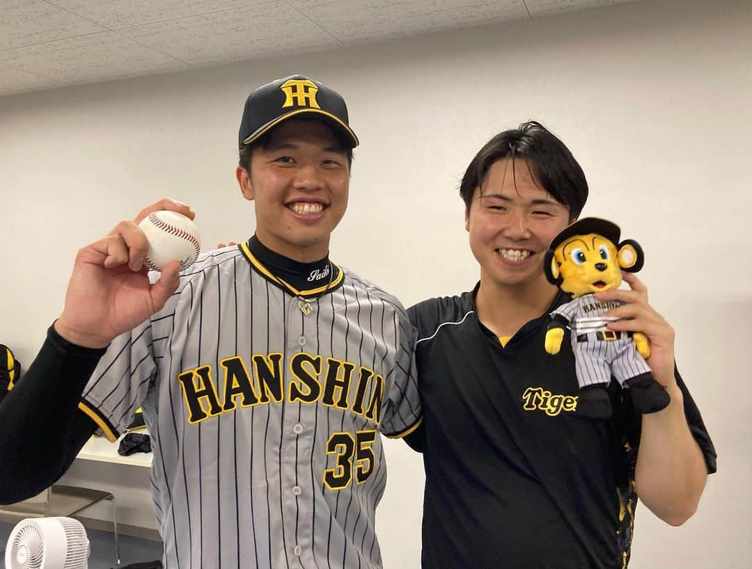 阪神タイガースさんのインスタグラム写真 - (阪神タイガースInstagram)「才木選手の復帰星を見事なリリーフでアシストした浜地選手です！ #浜地真澄 選手 #才木浩人 選手 #同期入団 #同級生  #阪神タイガース  #イチにカケル！」7月3日 17時43分 - hanshintigers_official