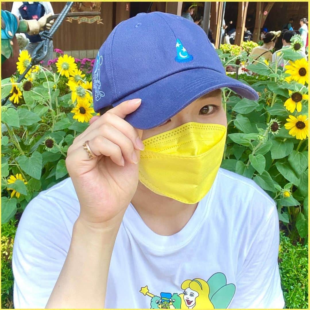 ぴろPIROのインスタグラム：「鬼暑かったけど楽しすぎた🏰  写真見返して思ったけど、 ディズニーに行ったはずなのに 犬の散歩しに行くコーデで笑った🤣  #ディズニー #디즈니 #disney  #ディズニーランド #디즈니랜드 #disneyland」
