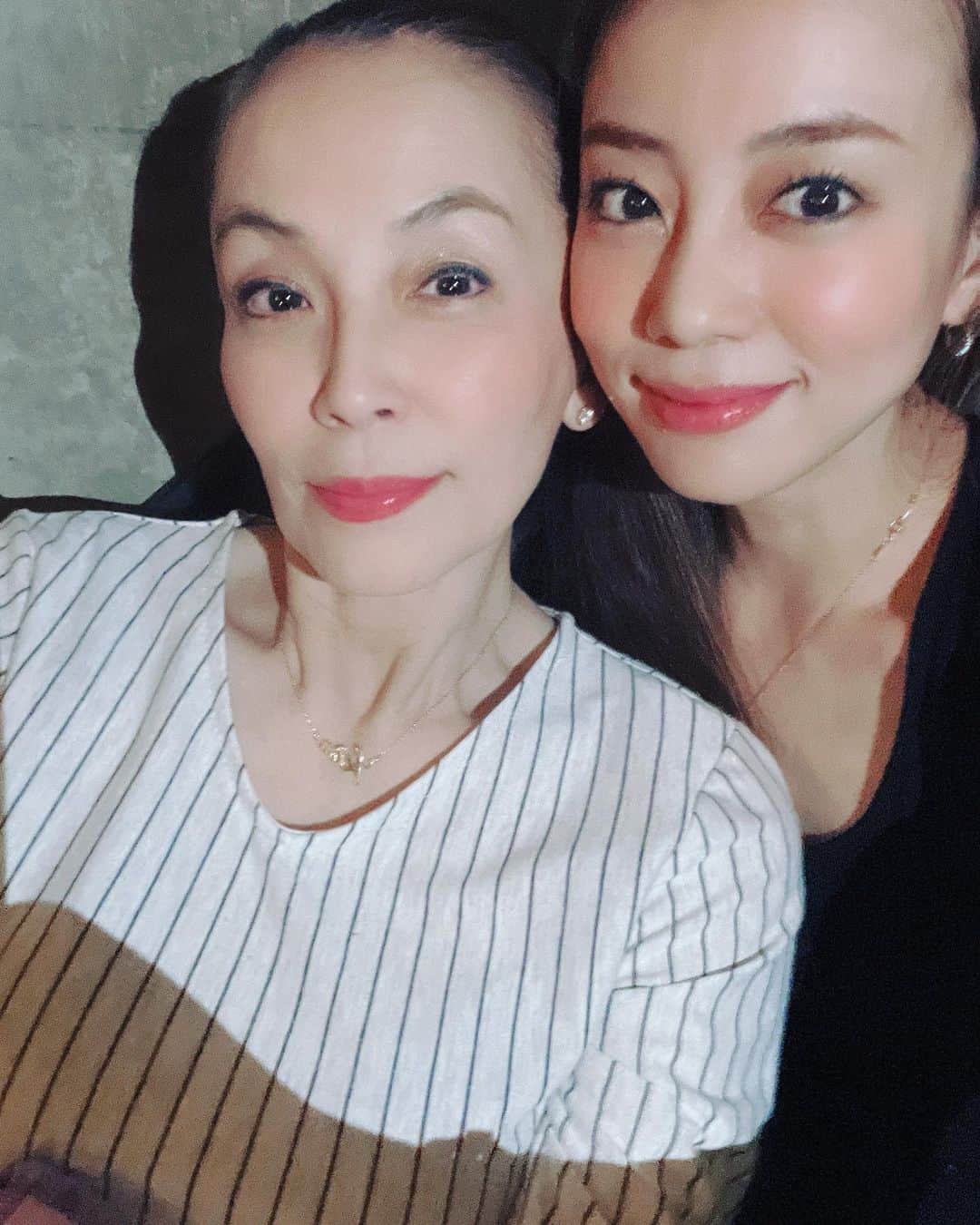 あびる優のインスタグラム：「36歳になりました🎂 産んでくれてありがとう❤️ いつも支えてくれてありがとう😊  皆さんもたくさんのDMやメッセージありがとうございます。  お誕生日は母に感謝する日です☺️🍀  36歳の私もよろしくお願いします😊💕  いつも支えてくれてる皆様ありがとう🥰  PS、似てる?笑  #mama#mother#birthday#iloveyou#mylove#thankyou#誕生日#お誕生日#親子#母#母娘#ママ#大好き#いつもありがとう#❤️#🍀#🎂」