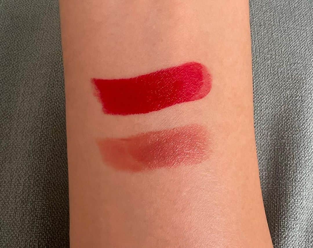 黒田エイミさんのインスタグラム写真 - (黒田エイミInstagram)「CHANEL ALLURE L'EXTRAIT❤️  CHANELの新作リップ とにかくなめらかでかるい！ のに、見たままの色に発色 保湿もしっかりされるかんじ サイズ感もおおきすぎず👍リフィルがあるのも嬉しい〜　  お気に入りは 発色がとっても綺麗で顔が華やかになる854と 肌馴染みがよくてデイリーに使える812 💄」7月3日 20時08分 - eimikuroda_official