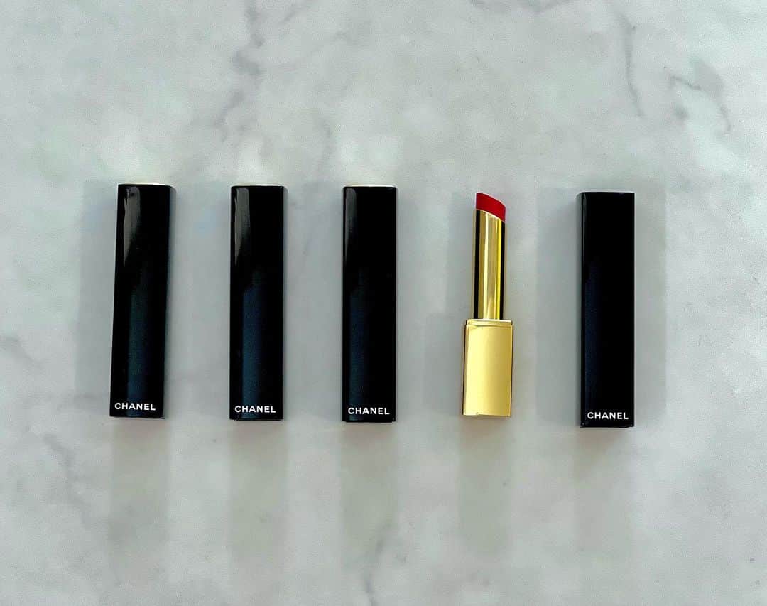 のインスタグラム：「CHANEL ALLURE L'EXTRAIT❤️  CHANELの新作リップ とにかくなめらかでかるい！ のに、見たままの色に発色 保湿もしっかりされるかんじ サイズ感もおおきすぎず👍リフィルがあるのも嬉しい〜　  お気に入りは 発色がとっても綺麗で顔が華やかになる854と 肌馴染みがよくてデイリーに使える812 💄」