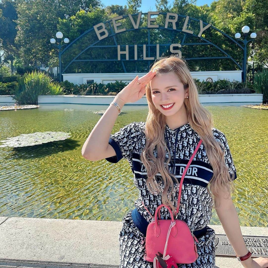 紗蘭のインスタグラム：「Beverly Hills🫡💕💕💕 有名なフォトスポットだから人が多かった😳✨ #LA #losangeles #ロサンゼルス #beverlyhills #ビバリーヒルズ」