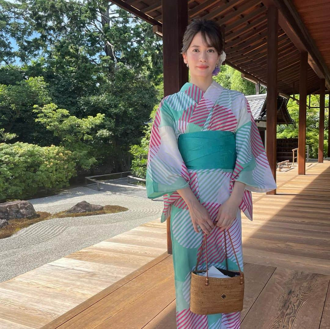 宇内梨沙のインスタグラム：「京都で着用した 浴衣はレンタルしました👘  こういうの初めてでしたが お値段も安いしヘアセットもしてくれるし とても気軽で驚き😊  もっと前からやってみればよかった✨ おすすめです〜！  青ベースで選びました。 帯もティファニーブルーで素敵。  私が平日休みということもありますが 行列や混雑、渋滞もなく 気持ちよく観光できたので インバウンドで大混雑する前に 行きたい場所に沢山行っておこう！ と思いました。  次は奈良に行きたいなぁ〜🍁  #そうだ京都行こう」