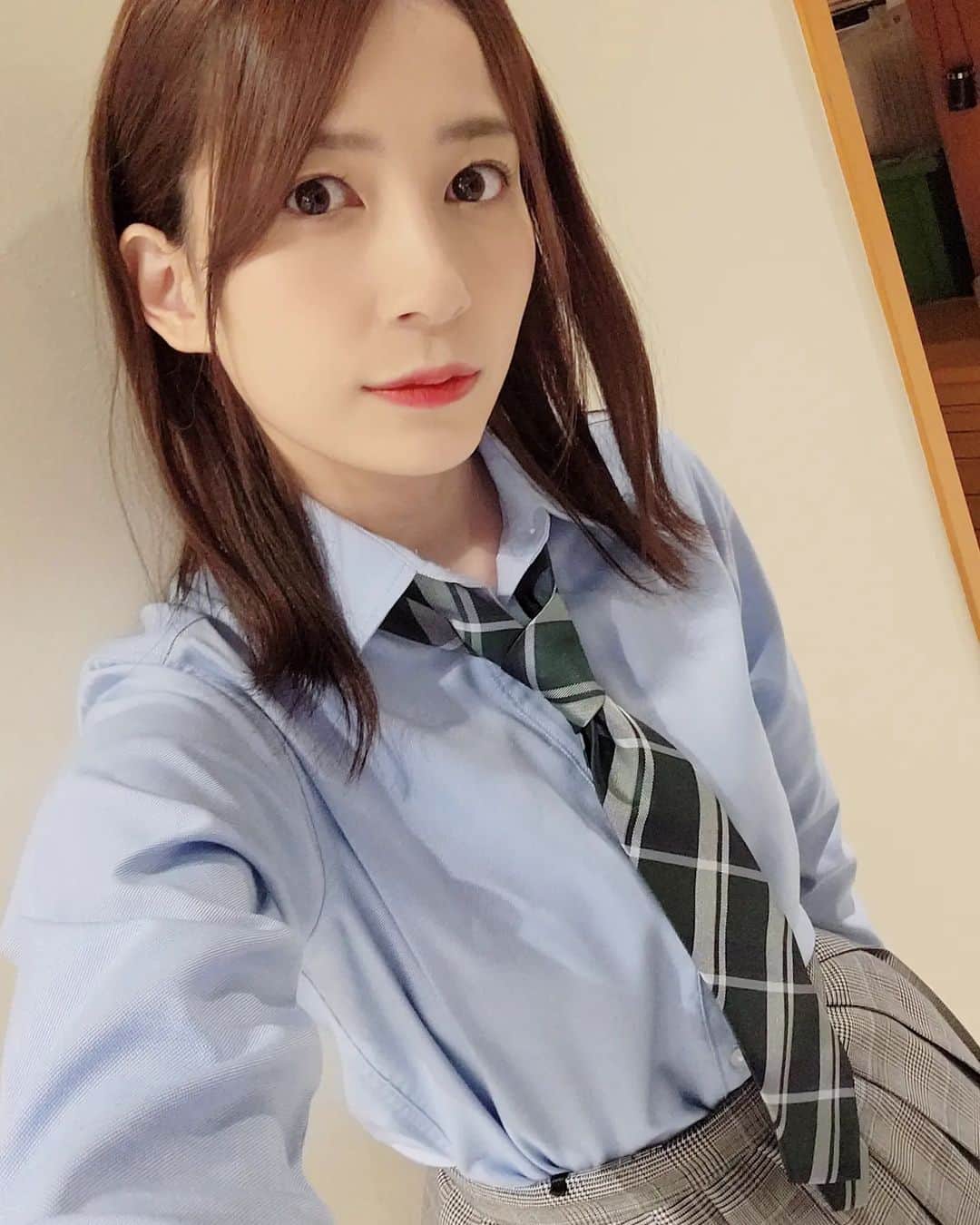 佐々木優佳里のインスタグラム：「💙  制服どうかな☺  #制服 #衣装 #akb48 #生写真」