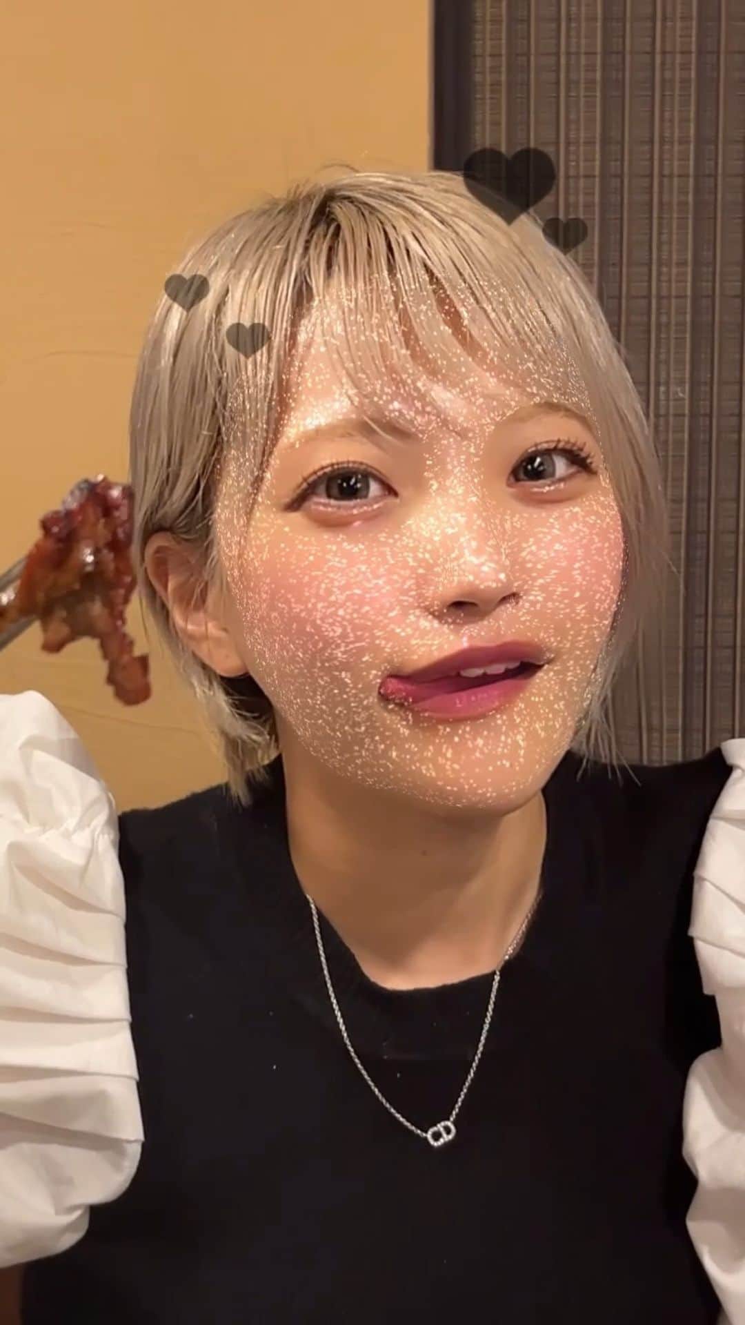 のインスタグラム：「疲れたあとの彼女との焼肉が美味しい✊🏼♡ よ  最後のシーン 店員さん呼んだら少々お待ちくださいって言われたとき🥵💧」
