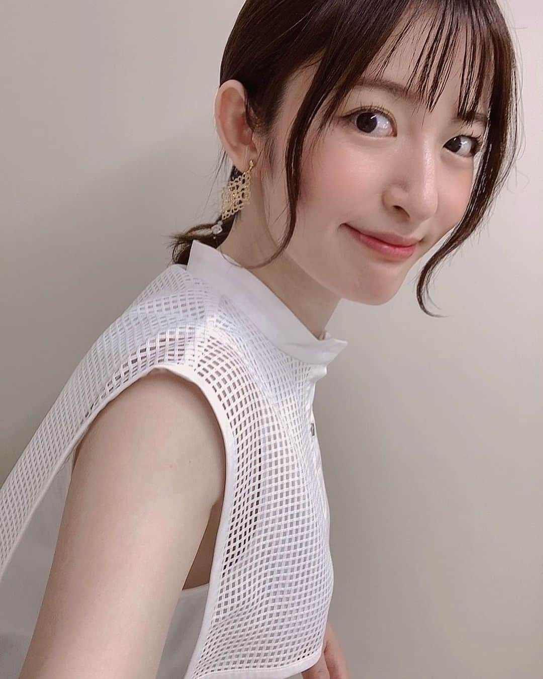 小松未可子のインスタグラム：「来たぞ名古屋〜！！！！！  帰るぞ東京〜！！！！！笑  何年かぶりの名古屋でのイベントでした！  八十亀ちゃんかんさつにっき Blu-ray発売記念イベント 「今回もありがとさん！」 　  地元トークで盛り上がったり 作品の話を振り返ったり 楽しい時間でした🍤  名古屋の美味しい食べ物もたくさん…！ 大変満腹でございます。(:3)っ⌒つ  やん菜ちゃんが髪の色が赤いので、ちょっと衣装とアクセサリーに赤みを足してみました。  どっちかというと…エビカラー…？🦐🦐  まだまだこれからも、作品が続きますように…！  ありがとうございました〜！！」