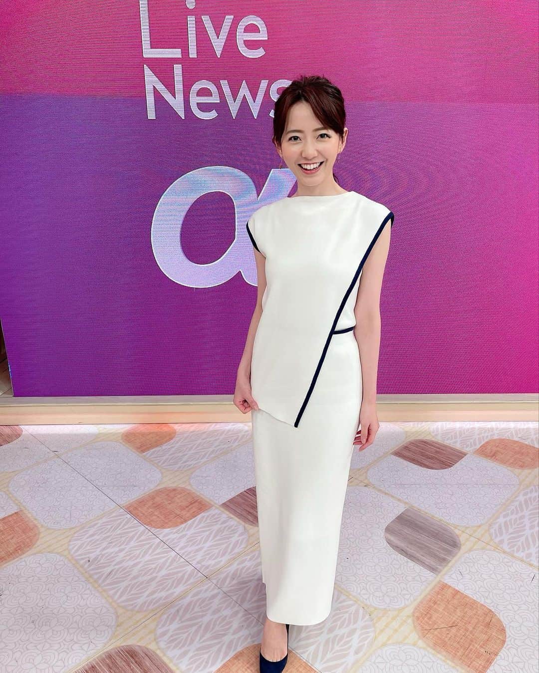 のインスタグラム：「衣装🌈  みんなにどうなってるの？！と聞かれた、 デザインが珍しいセットアップでした☺️笑 お気に入り🤭🤍  #衣装 #LiveNewsα #夏コーデ #涼しげホワイト」