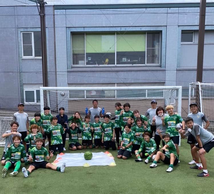 村松智子のインスタグラム：「. 新シーズンが始まって数日、代表組も合流し今日から全員揃いました！ (瑠美さん、里歌子、菜々美、まっさんごめんね🤣)  オフ期間中誕生日だった 梨紗、トレーナーのまっさん、ベレーザのお母さん竹中さん 今日が誕生日の成美 そしてにっしーの歓迎でみんなでスイカ割り🍉🍉  暑い毎日が続いてますが🌞 みんなで開幕に向けて成長していきます🔥🔥  ガンバローー！オーーー！！  最後は @rikako__kobayashi の様子をお届け 復帰に向けて✌️しながら毎日頑張っております！！👍  #yogiboweleague #weleague #weリーグ #日テレ東京ヴェルディベレーザ  #beleza」