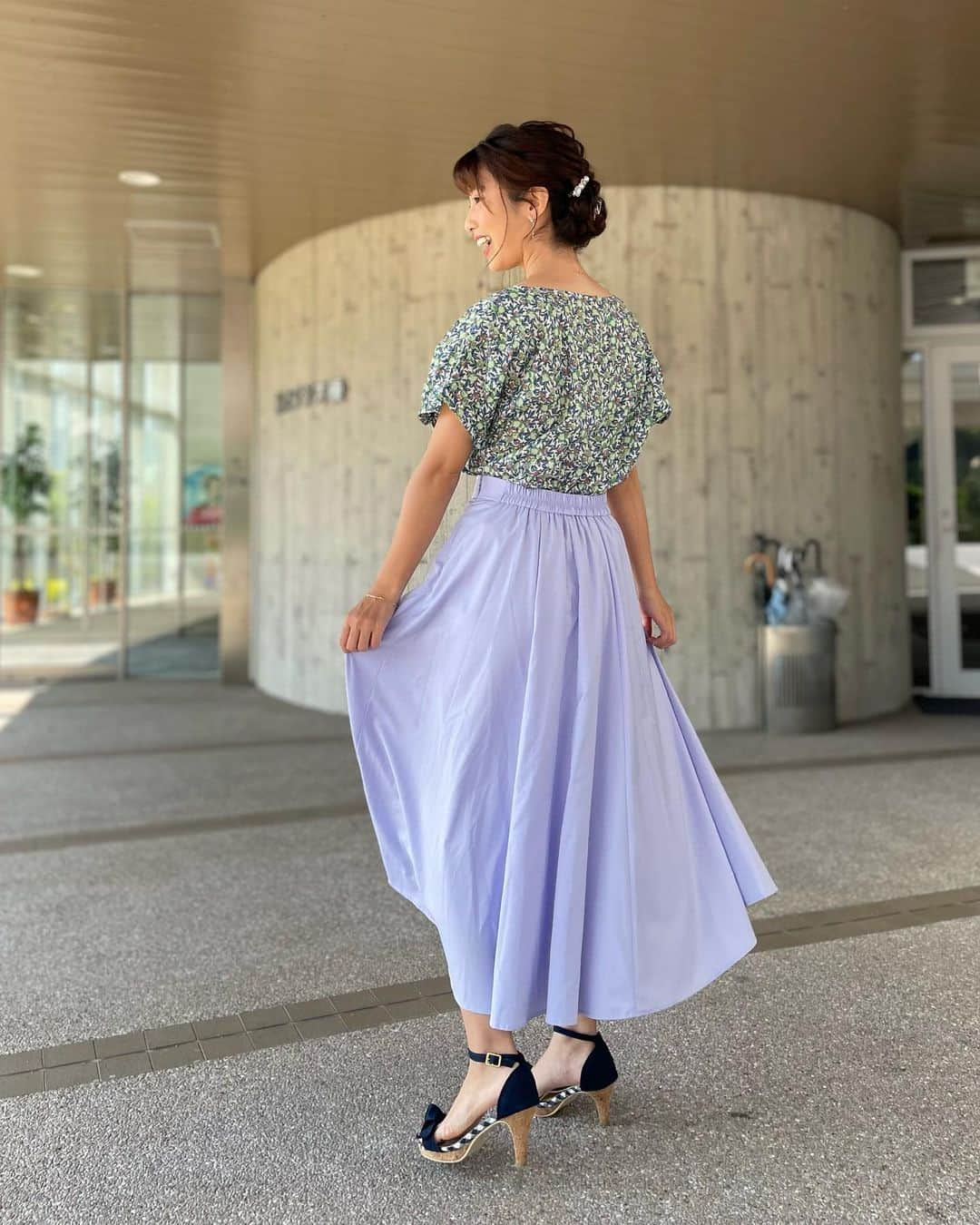 木村那津美さんのインスタグラム写真 - (木村那津美Instagram)「*° ちぐまや家族plus 6月分衣装☔️🐸  6/4(2.3枚目) ブラウス ブージュルード  6/11(4枚目) カットソー ブージュルード  6/18(5枚目) カットソー ブージュルード この日はメイクさん私物のスカーフを 髪に編み込んでくれてます！ 自分では出来ない！ オシャレ～🎀👠✨  6/25(6.7枚目) ワンピース アンドクォーターラッピンナイン のんちゃんと雷太郎さんが 撮りあいこしてくれた写真📸   #ちぐまや家族  #ちぐまや衣装 #ブージュルード#アンドクォーターラッピンナイン  #アナウンサー衣装 #アナウンサーヘアメイク#アラサーコーデ#20代ヘアメイク#木村那津美 #スタジオ衣装　#基本的にトップスのみ」7月3日 21時46分 - natsumi_kimura1018