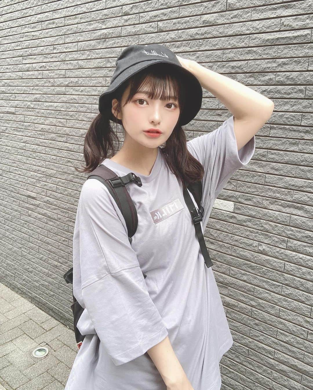 葉山かえでさんのインスタグラム写真 - (葉山かえでInstagram)「. . 今年の夏はラフなお洋服にも挑戦したくて、オーバーサイズTシャツ衝動買いしちゃった✌︎ . くすみブルーかわいい🫐 色も形もロゴも全部理想的なものに出会えた ~~ 🥹❕ . . #ラフコーデ #カジュアルコーデ #オーバーサイズ #オーバーサイズtシャツ #ビッグシルエット #ユニセックス #ビッグt #オーバーサイズシャツ #milkfed #ゆるコーデ #ゆるカジュアル #バケットハット #バケハ女子 #バケハコーデ #バケハ #自撮り女子 #いいね返し #bendavis #ootd #ootdfashion #outfit #instafashion #likesforlike #selca #selfie #地下アイドル #アイドル #地下アイドル好きな人と繋がりたい #アイドル前髪 #暗髪カラー」7月3日 21時57分 - kae_de524