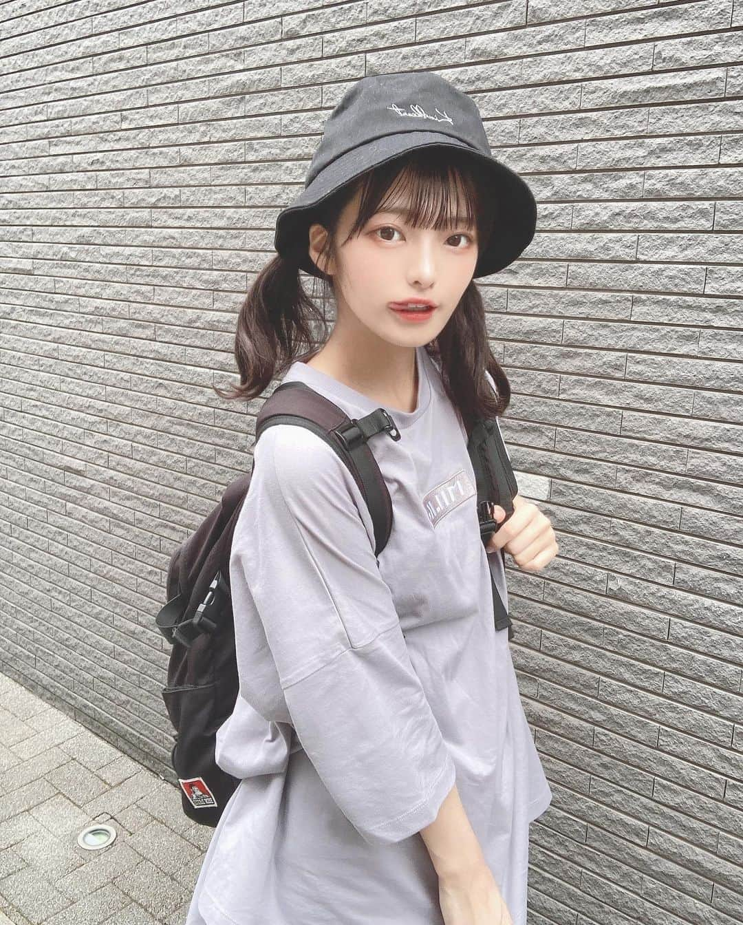 葉山かえでさんのインスタグラム写真 - (葉山かえでInstagram)「. . 今年の夏はラフなお洋服にも挑戦したくて、オーバーサイズTシャツ衝動買いしちゃった✌︎ . くすみブルーかわいい🫐 色も形もロゴも全部理想的なものに出会えた ~~ 🥹❕ . . #ラフコーデ #カジュアルコーデ #オーバーサイズ #オーバーサイズtシャツ #ビッグシルエット #ユニセックス #ビッグt #オーバーサイズシャツ #milkfed #ゆるコーデ #ゆるカジュアル #バケットハット #バケハ女子 #バケハコーデ #バケハ #自撮り女子 #いいね返し #bendavis #ootd #ootdfashion #outfit #instafashion #likesforlike #selca #selfie #地下アイドル #アイドル #地下アイドル好きな人と繋がりたい #アイドル前髪 #暗髪カラー」7月3日 21時57分 - kae_de524