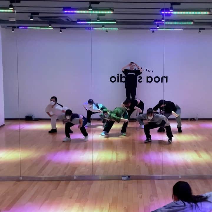 Asuka Fujimoriのインスタグラム：「🖤🧠🐍 @tinashenow @msbanks  . w/ @yunaimunida_ @syu_ri2009  @naho0122dance @haruca_matsui  @nagisa.s.1129 @miyu629yyy  . #diealittlebit#tinashe#msbanks #choreography#hiphop#jazzfunk」