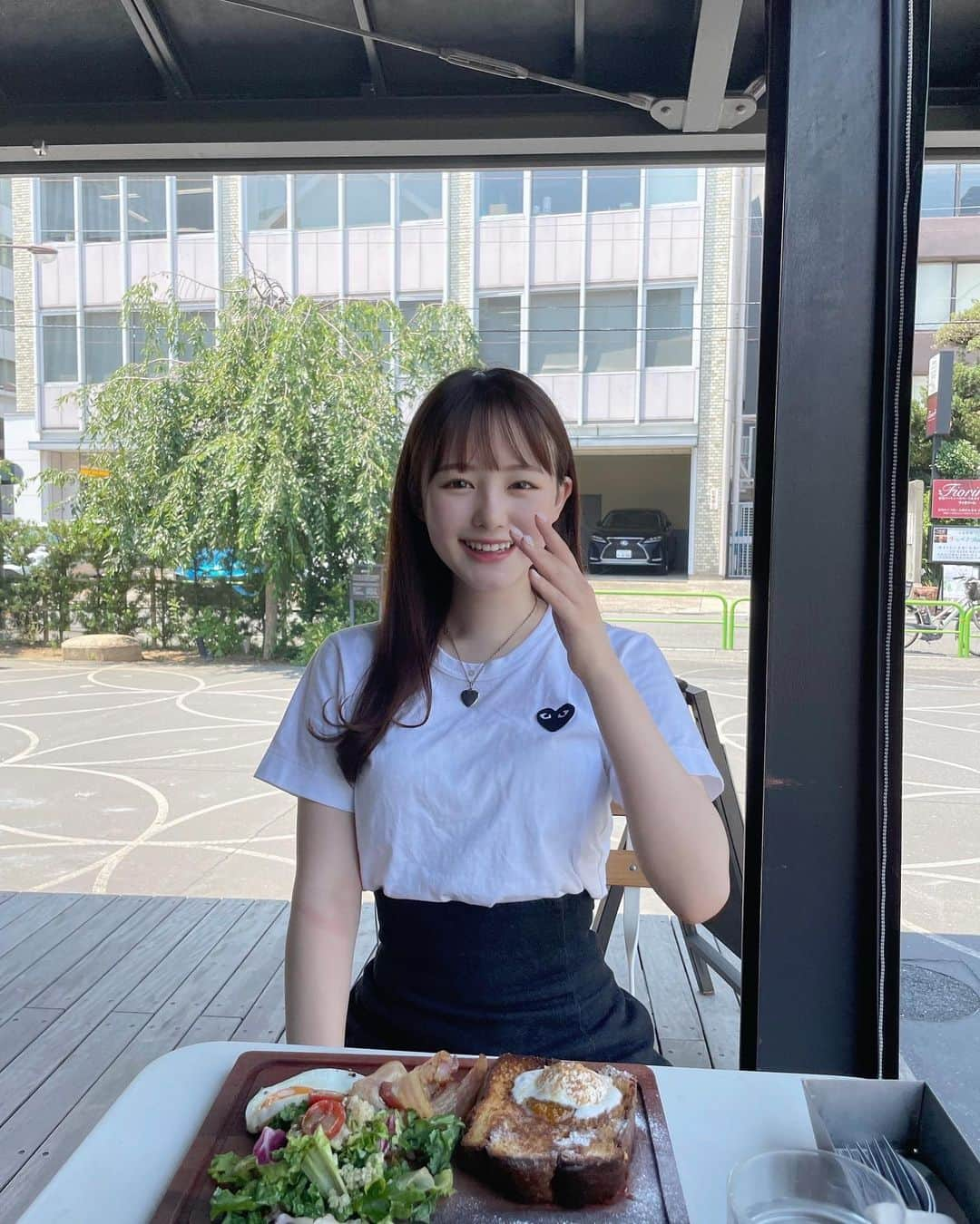 伊藤小春のインスタグラム：「すっかり夏ですねぇ ⁡ ⁡ お洒落なランチと大きなかき氷を食べました！ ⁡ おーい友達〜？夏休み遊び誘って〜？🥹 ⁡ ⁡ ⁡  #no4 #かき氷#まめ茶和ん ⁡ #コムデギャルソン #市ヶ谷ランチ#飯田橋ランチ」