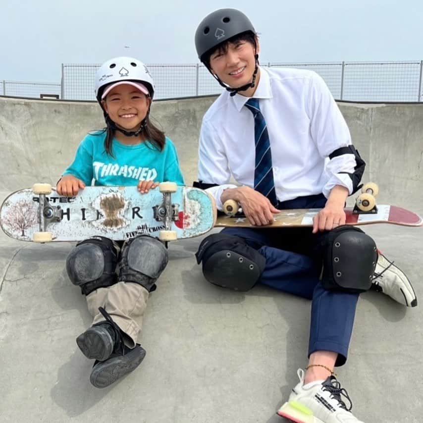 のインスタグラム：「オールドルーキー第②話ご視聴ありがとうございました♡   皆さまいかがでしたでしょうか？？？ 📩感想やご意見など #オールドルーキー でつぶやいて頂けると嬉しいです！  37歳の新町亮太郎と9歳のひかりちゃん👍　 2人とも良い笑顔😆  第②話はTVer Paravi で見逃し配信中です💫  マラソン選手秀島役の登場も驚きましたよね👀‼️  💡このあと、深夜0時15分からS☆1にて、四十住選手の初ドラマ出演の舞台裏の密着SP企画がございます！ お楽しみに‼️」