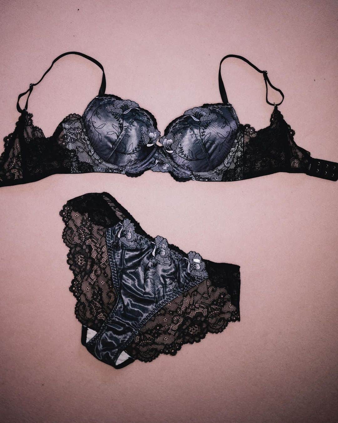 ravi.meのインスタグラム：「2022 Summer Collection スウィートメモリーデュベタッチ ブラ BLACK：ブルーベース冬  #ravime #ラヴィミー」