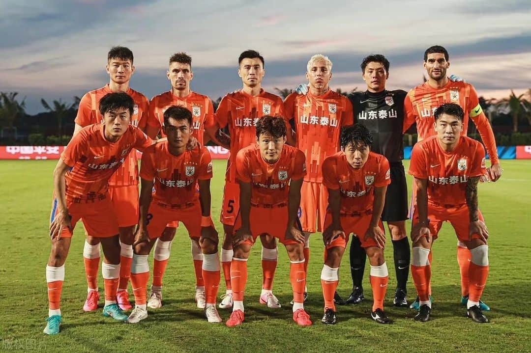 マルアン・フェライニのインスタグラム：「Good win ... we keep going ... @sdts_fc +3 point ... ❤️⚽️」